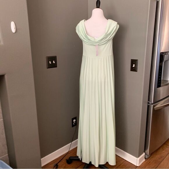 ASOS DESIGN twist front off-the-shoulder pleated maxi dress in sage Mint Green - Picture 8 of 16